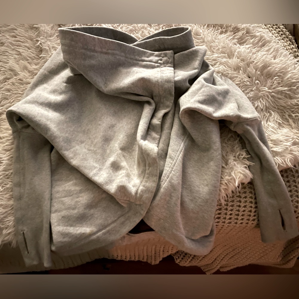 Lululemon light grey It Takes two wrap size S/M. Excellent condition